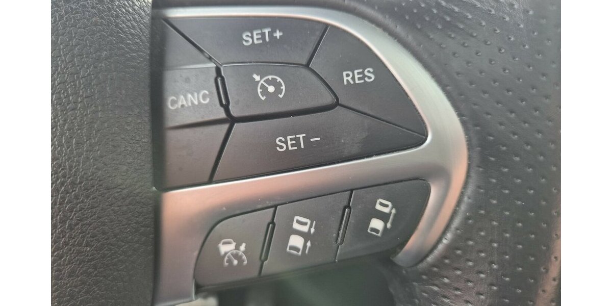 Jeep Grand Cherokee 6.4 V8 HEMI SRT 8-Gang Automatik 250.000 km 17.990 &euro; Rodgau 63110